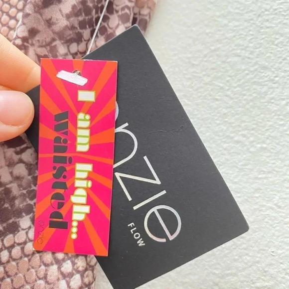 ONZIE - NWT High Rise Flow Graphic Leggings in Mamba Python - Picture 7 of 7